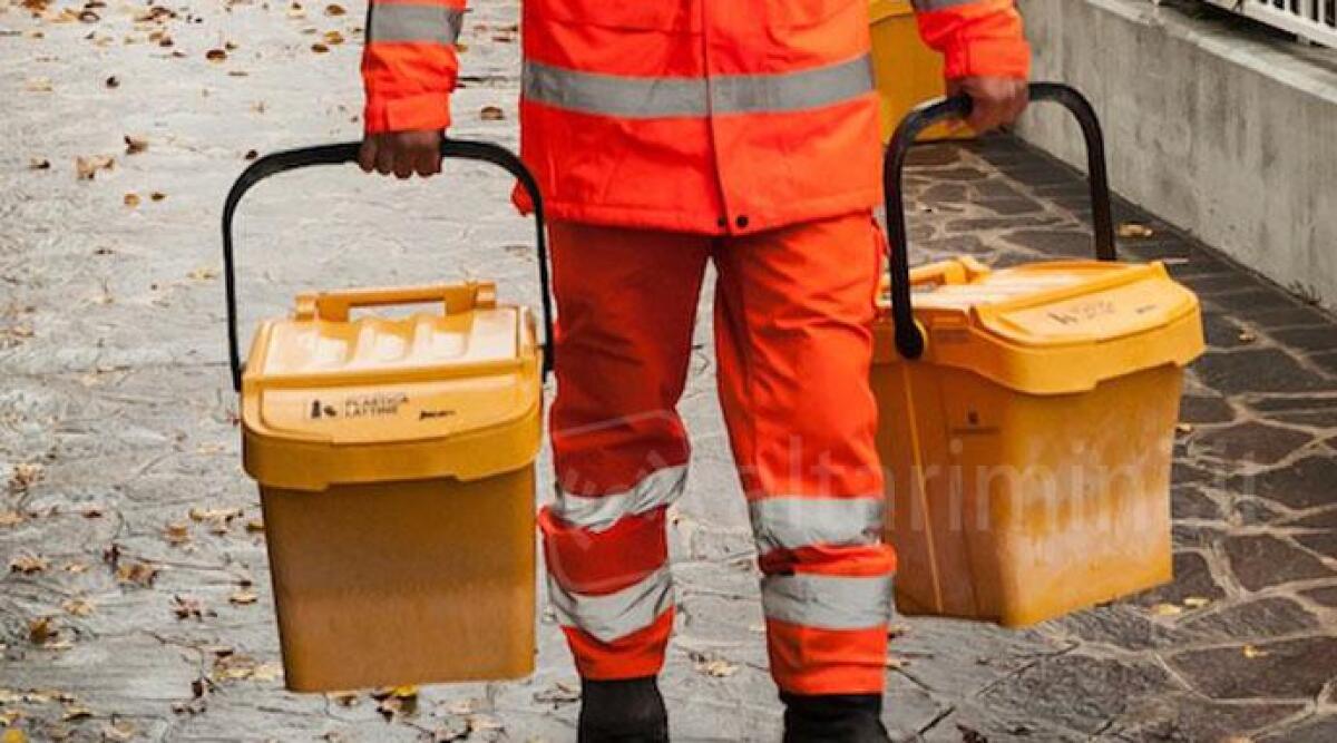 Bidoni stracolmi di rifiuti non svuotati: Riccione attacca Hera e manda diffida formale - Raccolta rifiuti FOTO DI REPERTORIO