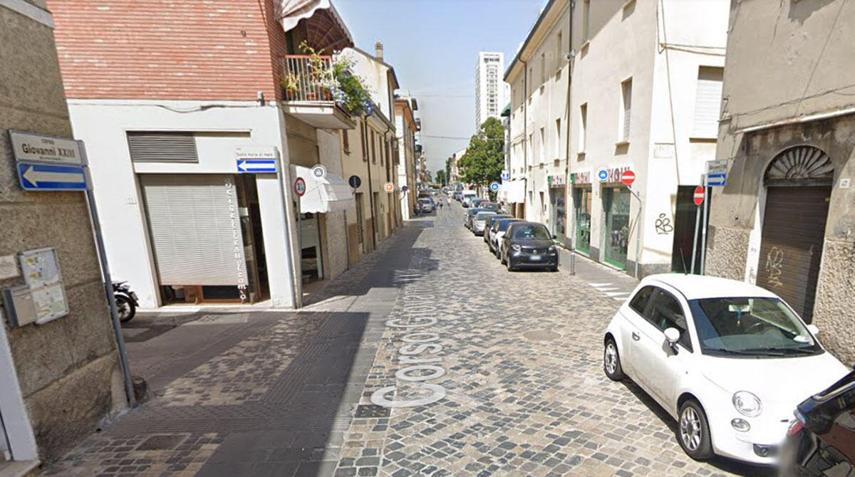 Borgo Marina, Renzi insiste: "I bazar proliferano, merce ovunque anche sui marciapiedi" - Corso Giovanni XIII Borgo Marina, Rimini