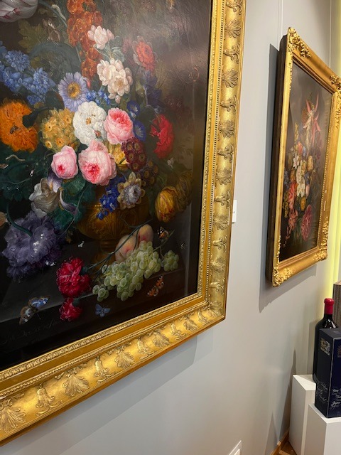 Alcuni dipinti nella sala riunioni.