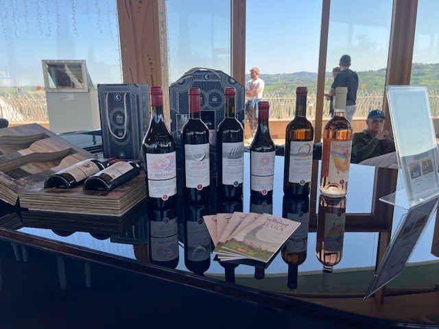 Le bottiglie ed il panorama alle spalle.