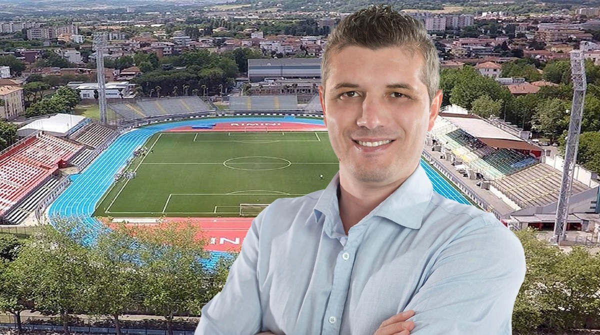Rimini, Commissione II si riunisce: focus su impianti sportivi e futuro del calcio giovanile - Il consigliere Matteo Angelini, sullo sfondo lo stadio Romeo Neri