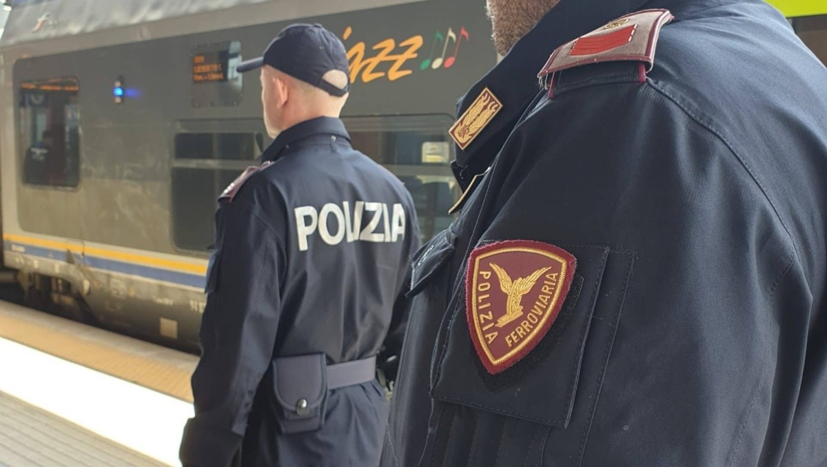 Senza biglietto sul treno, insulta il capotreno e tenta di aggredire i poliziotti - Polfer