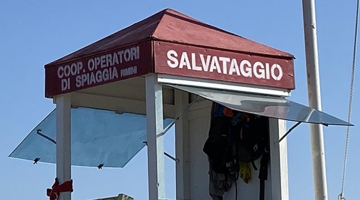 Bellaria, momenti di panico in acqua: sei anziani rischiano di annegare - Torretta di salvataggio ARCHIVIO