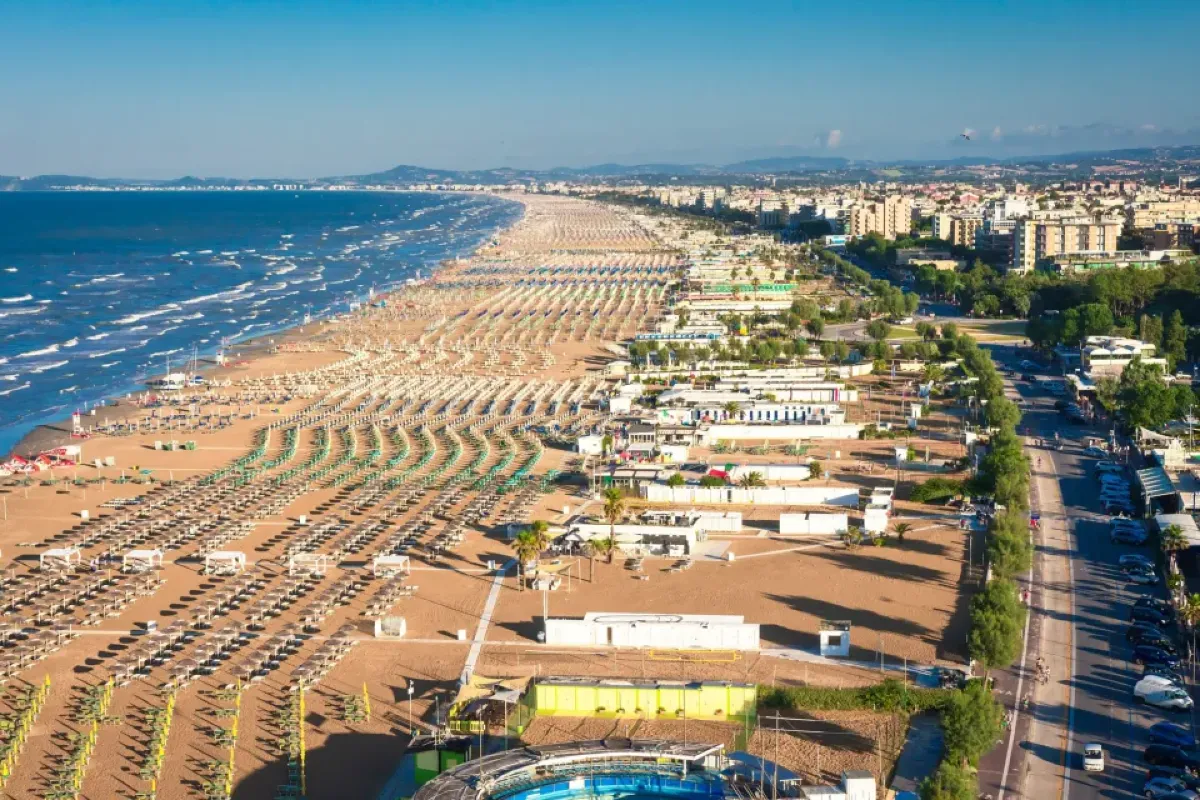 Rimini, polemica sulla scuola anticipata al 31 agosto: l' allarme degli operatori turistici - Spiaggia chiosco REPERTORIO