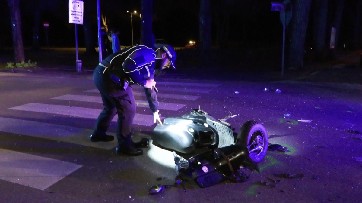 Scontro tra auto e scooter a Riccione: ventenne gravissima al Bufalini - 