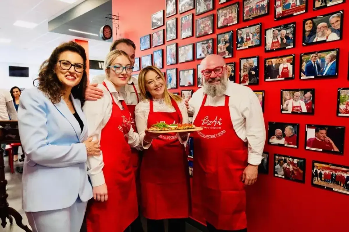 Meloni in visita a PizzAut: “Un modello di inclusione, i lavoratori più straordinari” - © Ansa