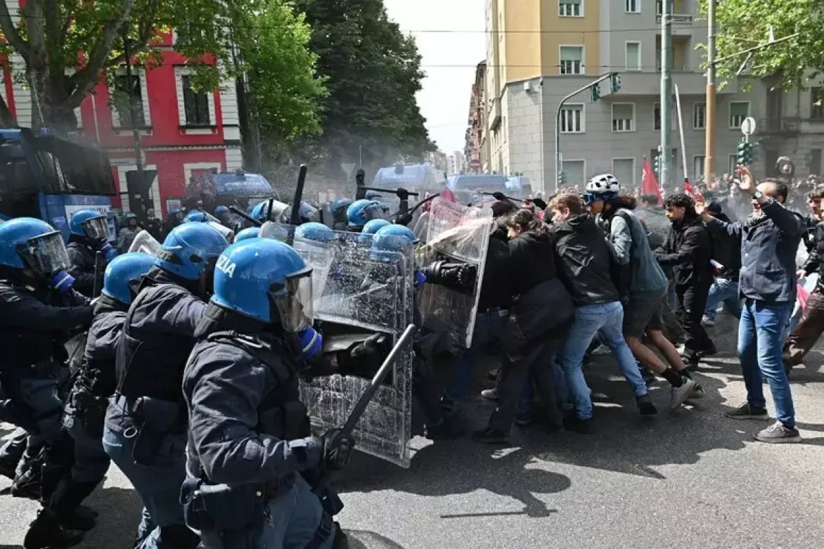 Scontri a Torino nel Primo Maggio: autonomi contro la polizia in corso Regina Margherita - © Ansa