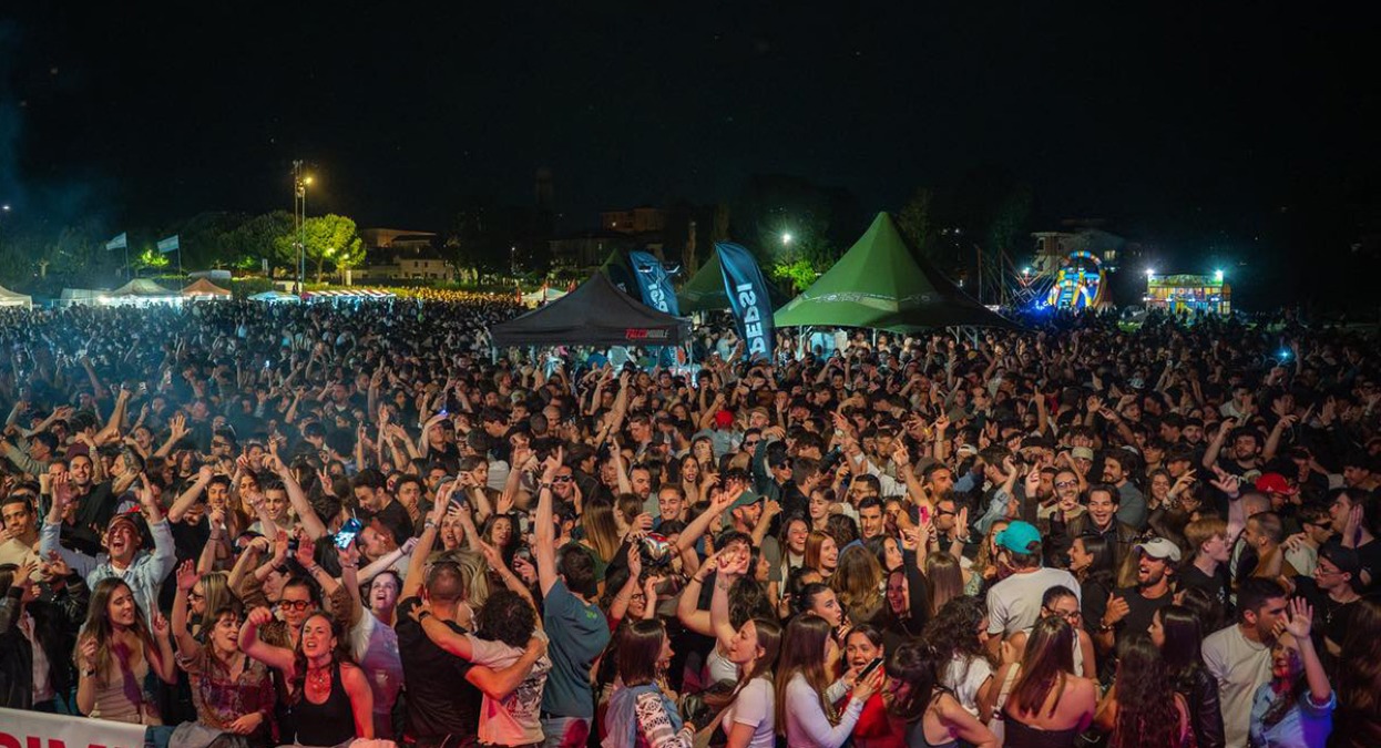 Rimini, boom di presenze per il ponte del 1° maggio: pienone tra spiagge e concerti - © Bradipop facebook