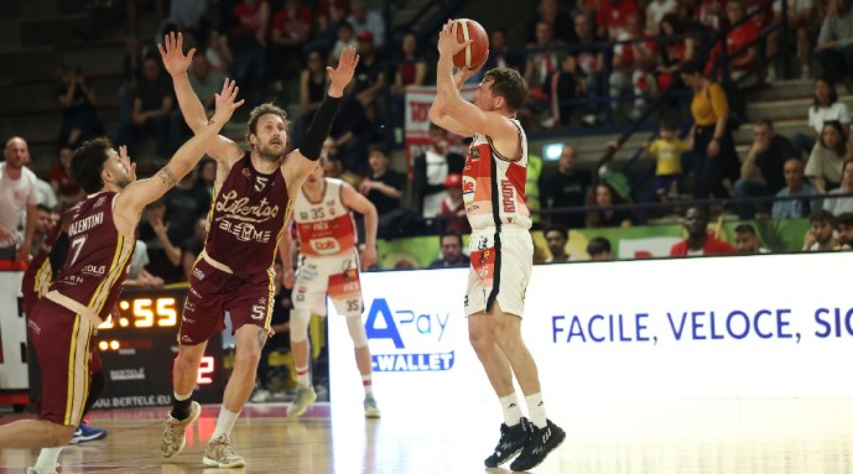 Basket A2, Dole ai quarti di finale con la VL Pesaro - La Dole al tiro (Foto De Luigi)