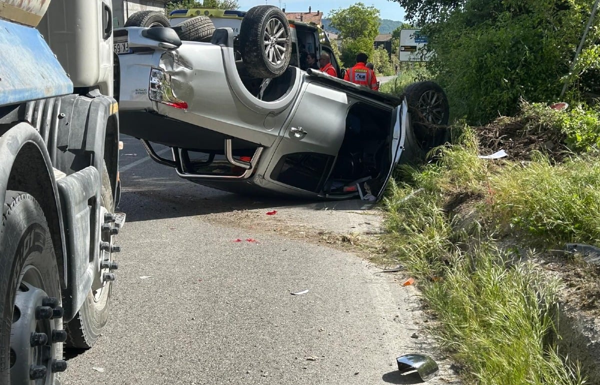 Scontro sulla Marecchiese a Pietracuta: pickup si ribalta dopo impatto con un camion - 