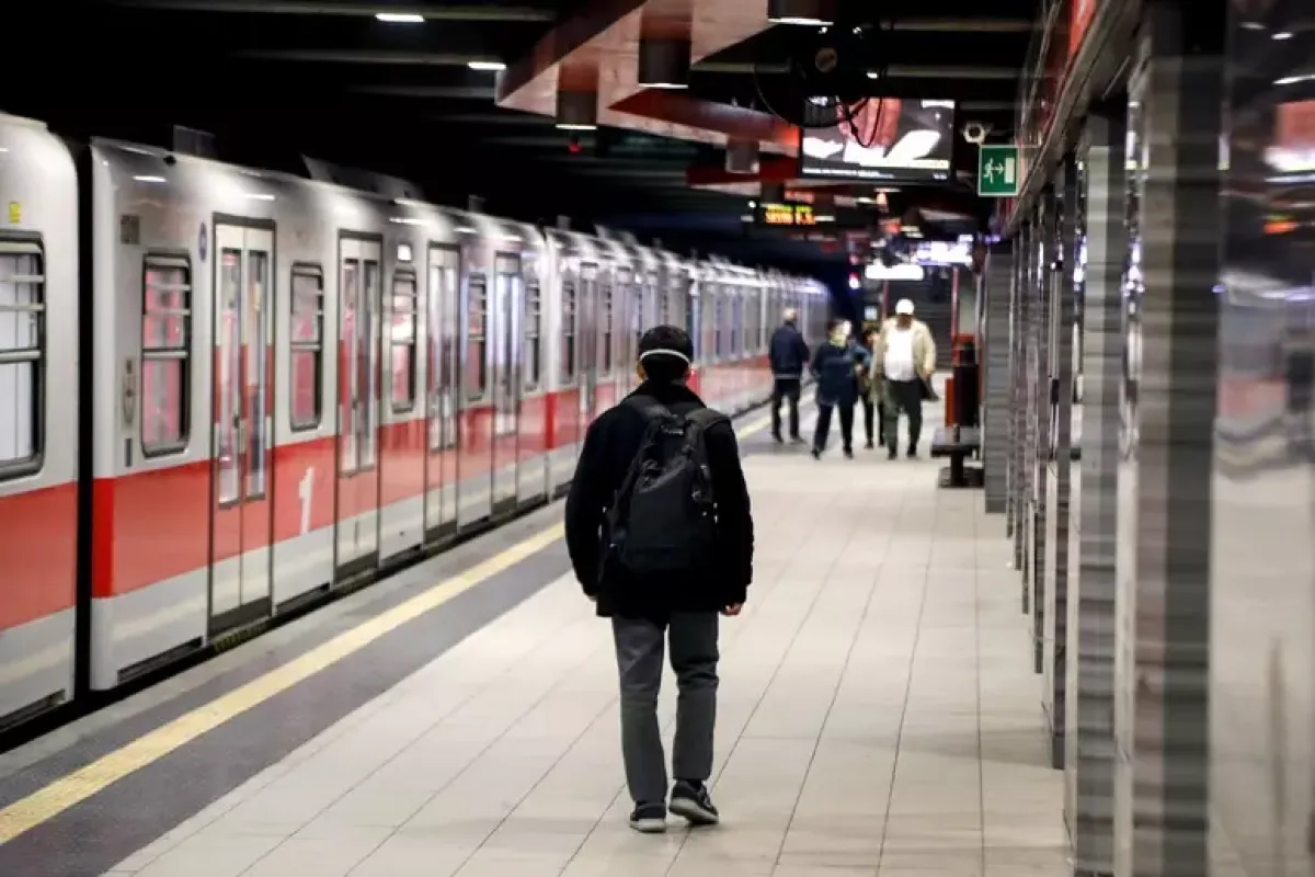 Milano, brusca frenata della metro a Cadorna per evitare un suicidio: contusi a bordo - © Ansa