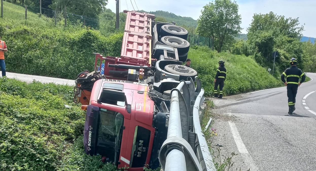 Incidente sulla SP258: mezzo pesante finisce fuori strada a Pennabilli - Il mezzo pesante finito fuori strada