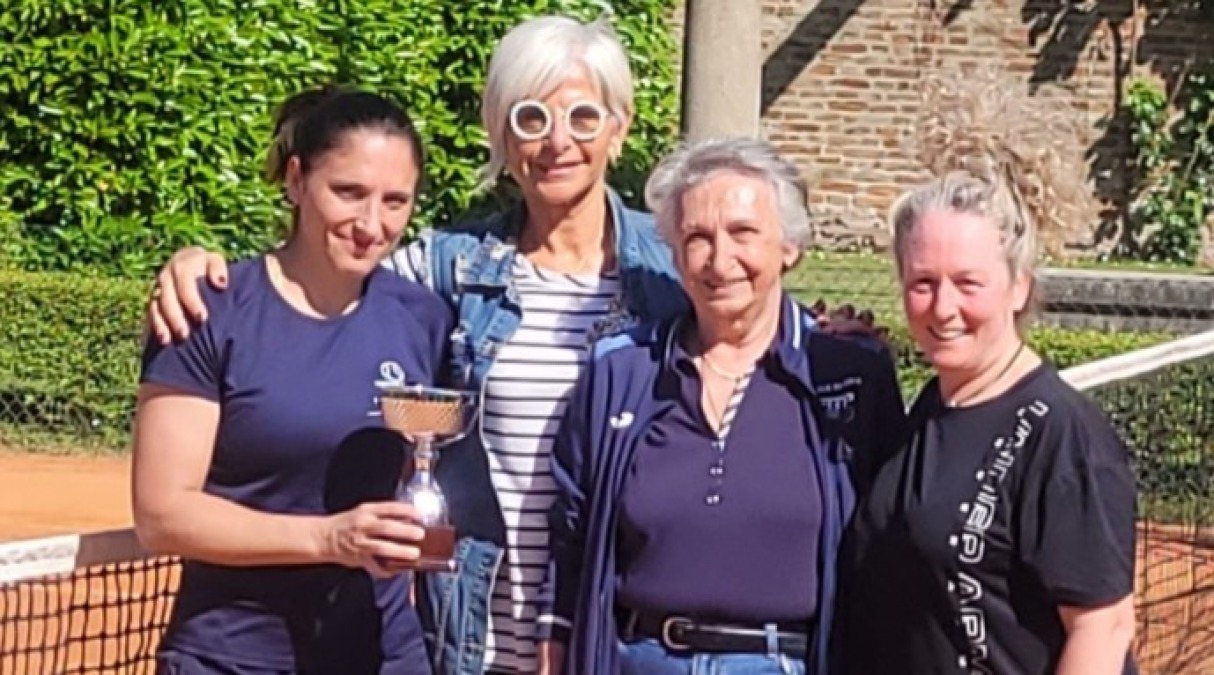 Tennis, memorial Boschetti: brillano Paolini e Cortesi - La squadra Ladies 40 del Tc Viserba