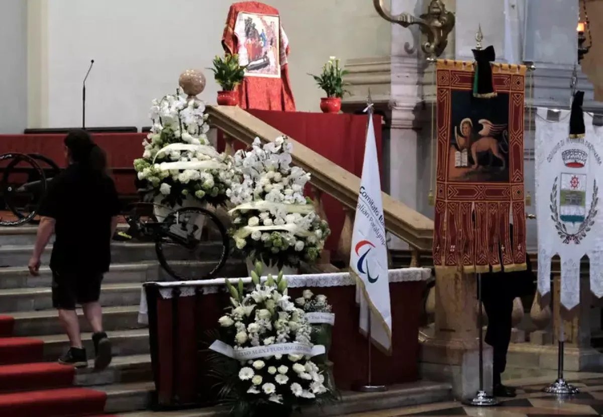 L'ultimo abbraccio a Zanardi: Padova si ferma per salutare il suo campione - © Ansa