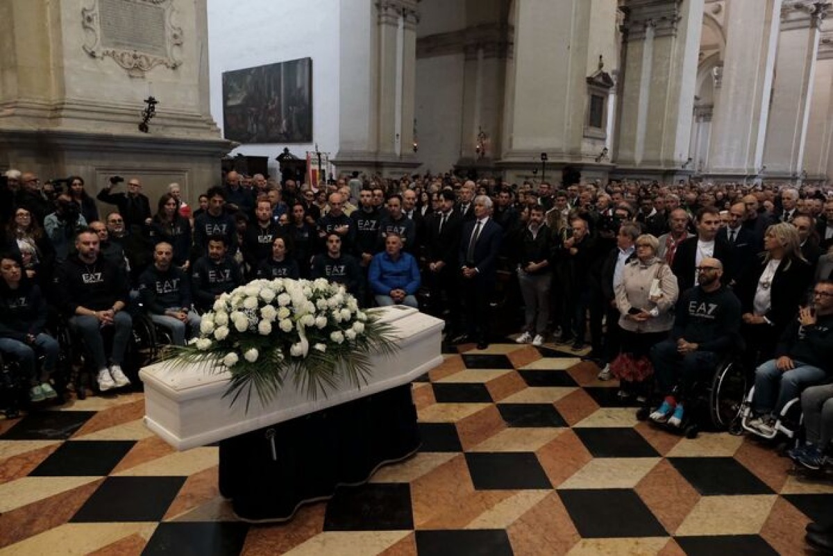 Addio ad Alex Zanardi, l’abbraccio di Padova: in duemila per l’ultimo saluto - © Ansa