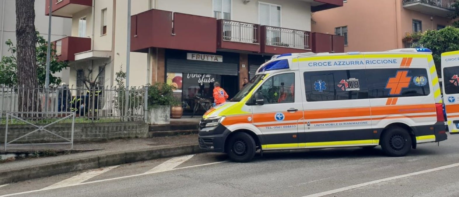 Rimini, anziana trovata a terra in via Siracusa: ipotesi caduta dal balcone - 