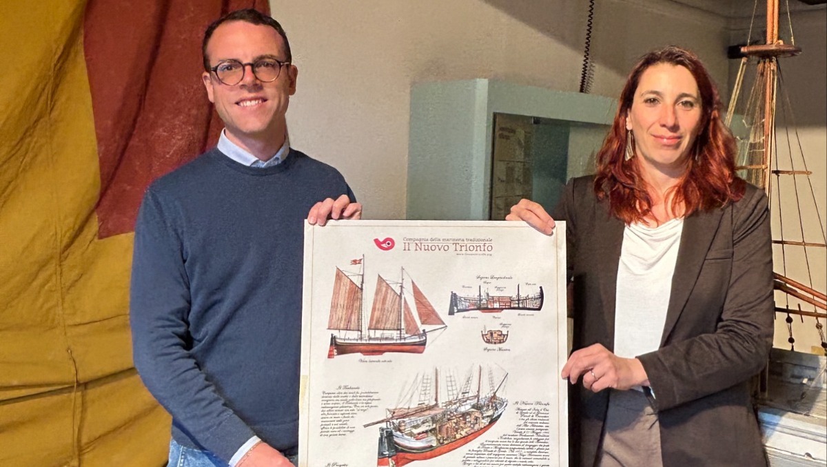 Il “Nuovo Trionfo” torna a Cattolica: il "trabaccolo" centenario in porto per tre giorni - Il vicesindaco Vaccarini e la direttrice del museo Menin