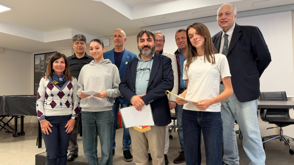 Martina e Viola, due atlete e studentesse ricevono la borsa di studio del Panathlon Rimini - 