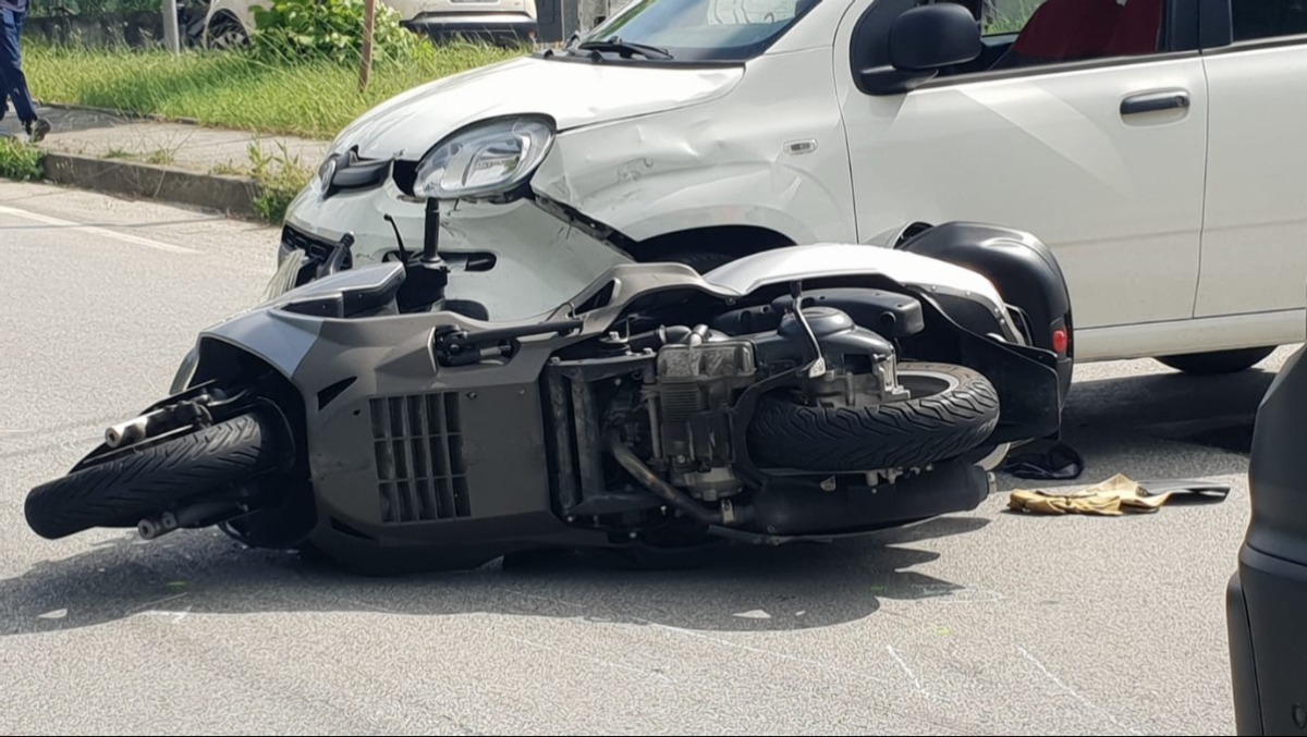 Violento impatto a Coriano: 72enne vola dallo scooter, trasportato d'urgenza in ospedale - foto altarimini.it (vietata la riproduzione)