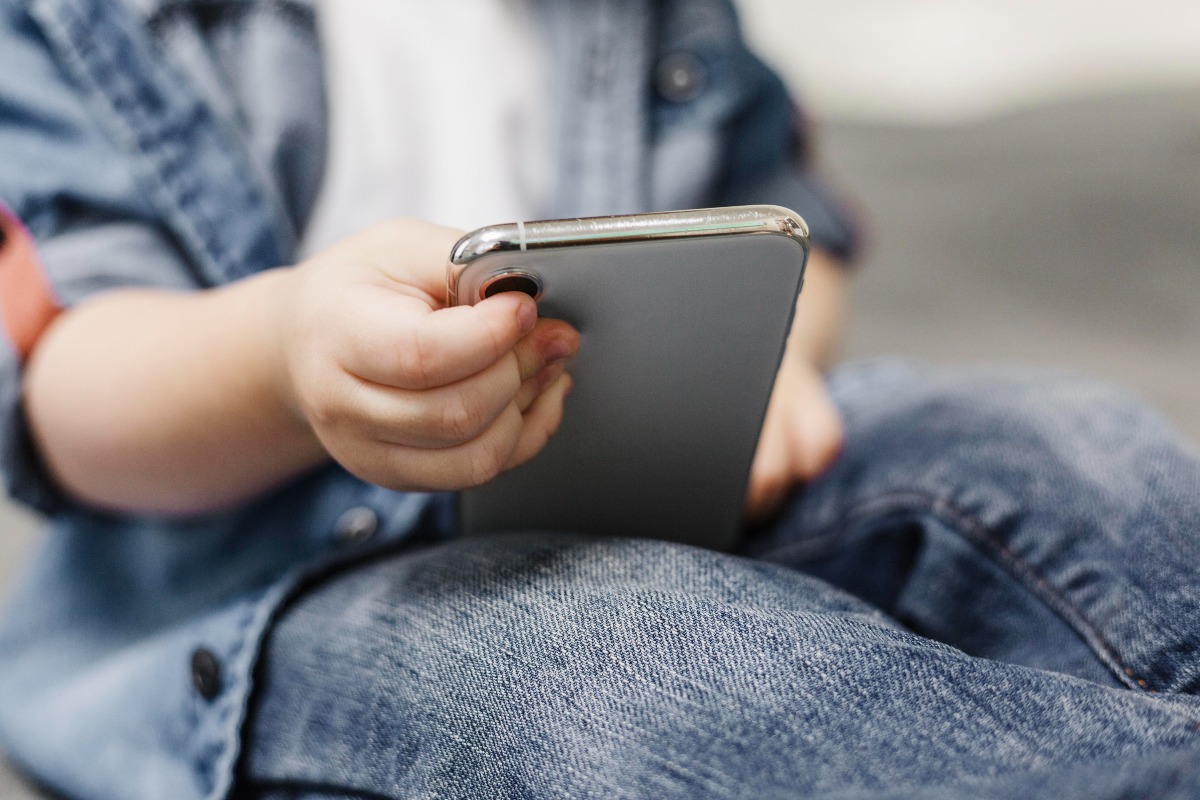 Smartphone ai bambini: quasi un genitore su due lo concede prima dei 10 anni - 