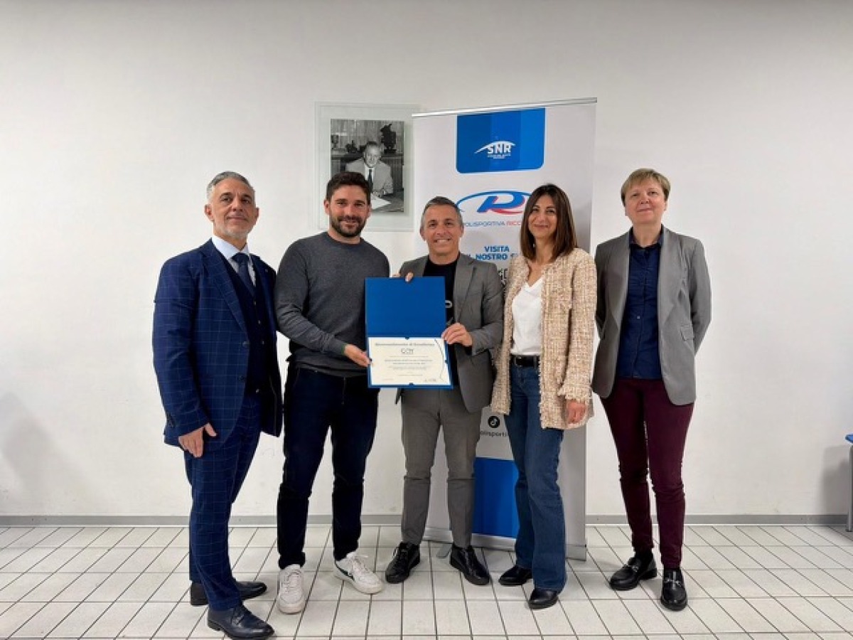 Polisportiva Riccione tra le prime società sportive in Italia con tre certificazioni ISO - Michele Nitti con i rappresentanti di Certiquality, l’Assessore Simone Imola e Graziella Tentoni di Polisportiva Riccione, responsabile qualità