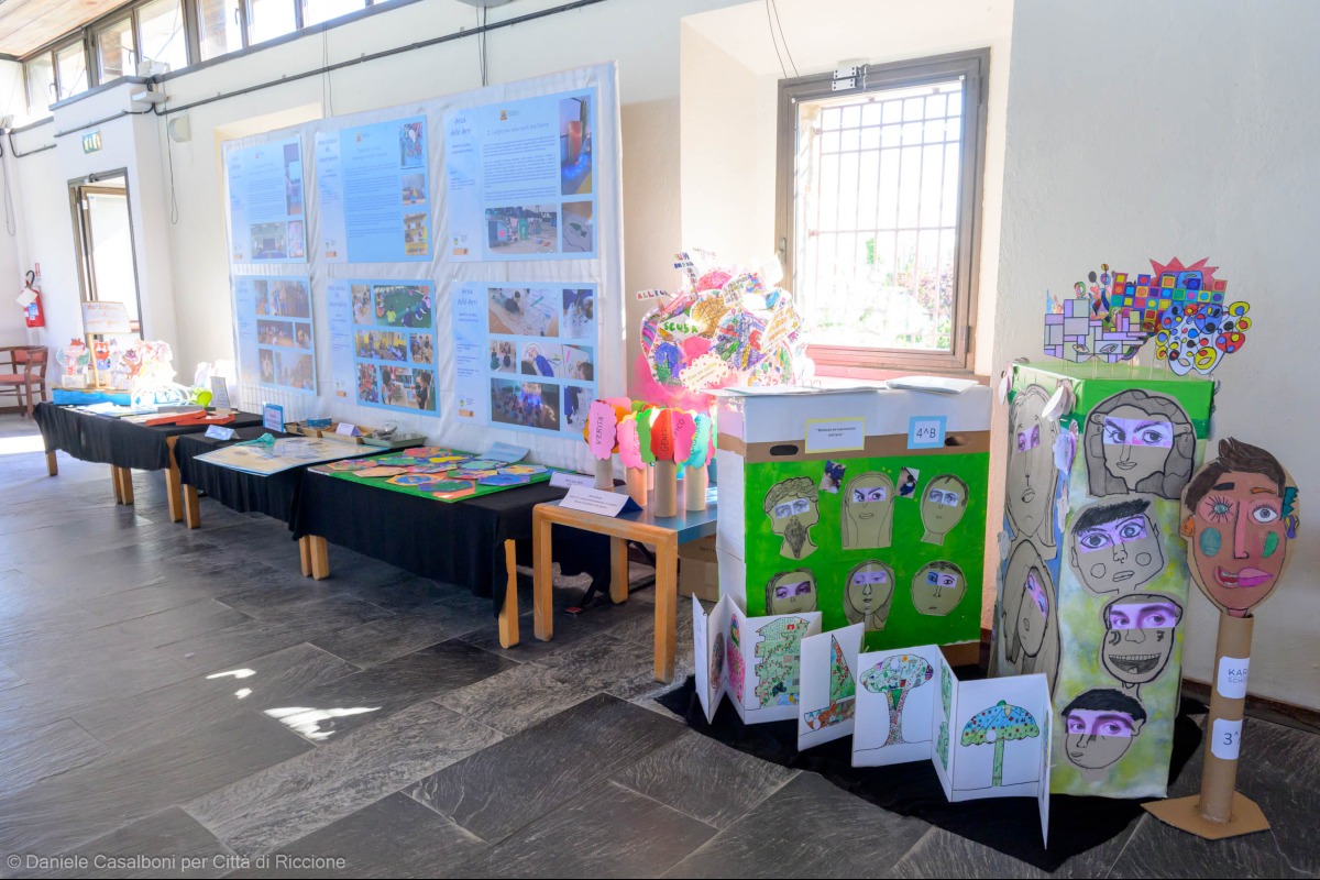 Riccione, al Castello degli Agolanti torna “Fuori classe”: in mostra la creatività delle scuole - p