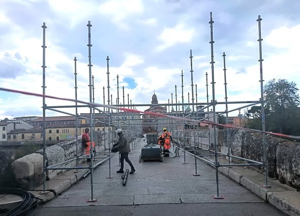 Aperto il cantiere per il restauro del Ponte di Tiberio: effettuate le prove della nuova illuminazione - Il cantiere del Ponte di Tiberio