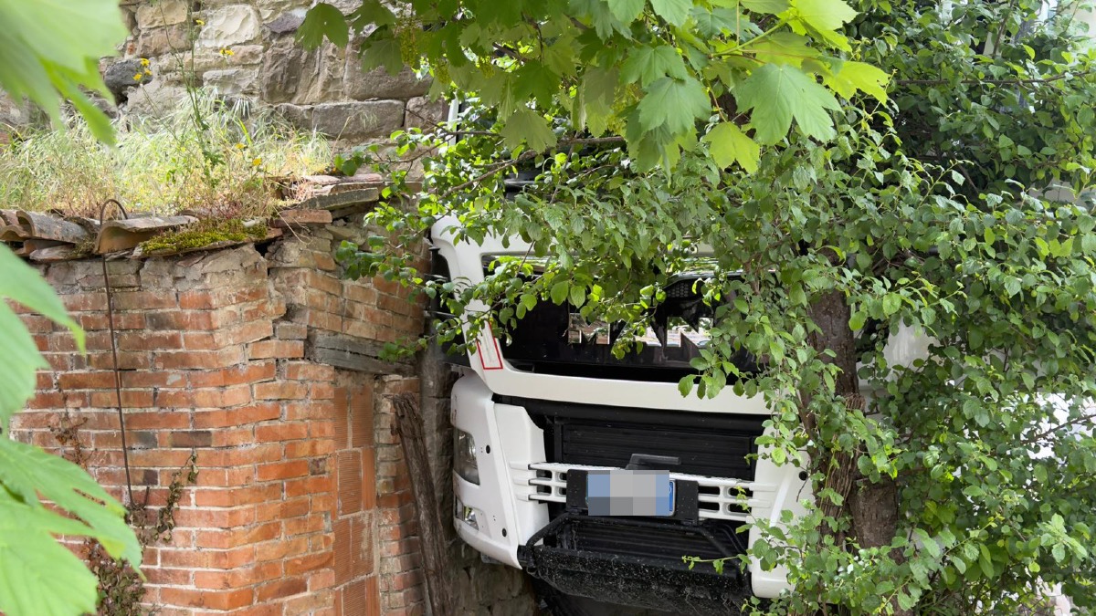 Ponte Messa: camion si sfrena e, senza conducente, centra una casa. Sfiorata la tragedia - 
