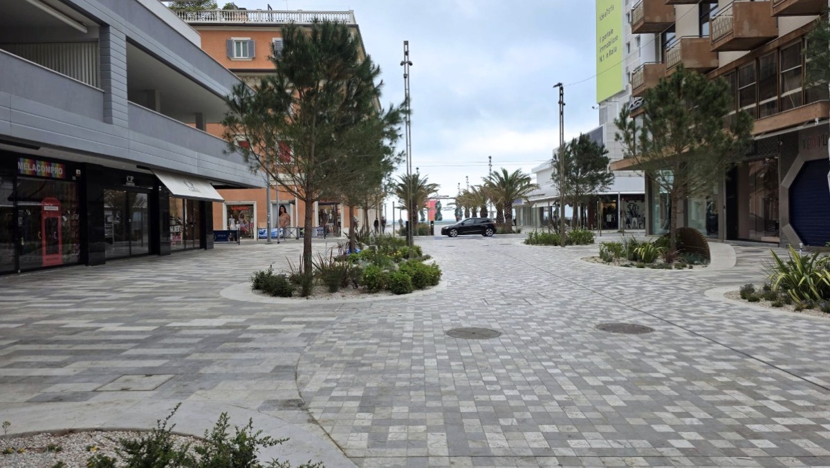 Prestigiosa rivista internazionale elogia il nuovo Viale Ceccarini: "Riccione torna città giardino" - Nuovo viale Ceccarini Riccione