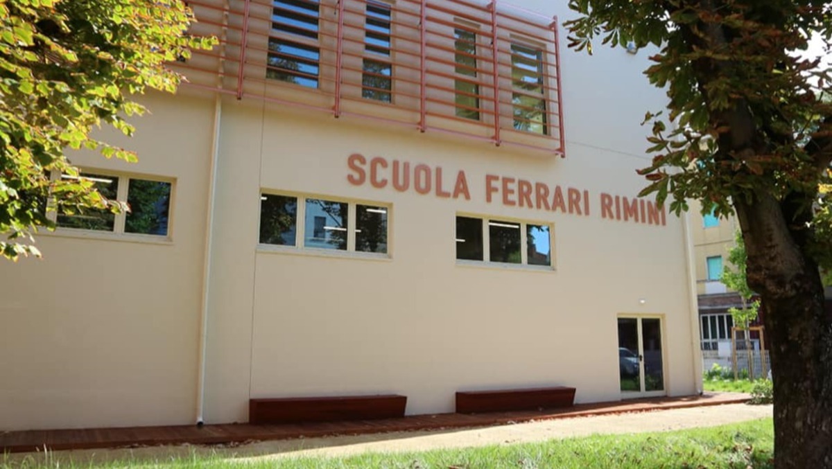 Chiusura di via Gambalunga per la festa della scuola Ferrari: "E chi deve lavorare?" - Scuola Ferrari, Rimini