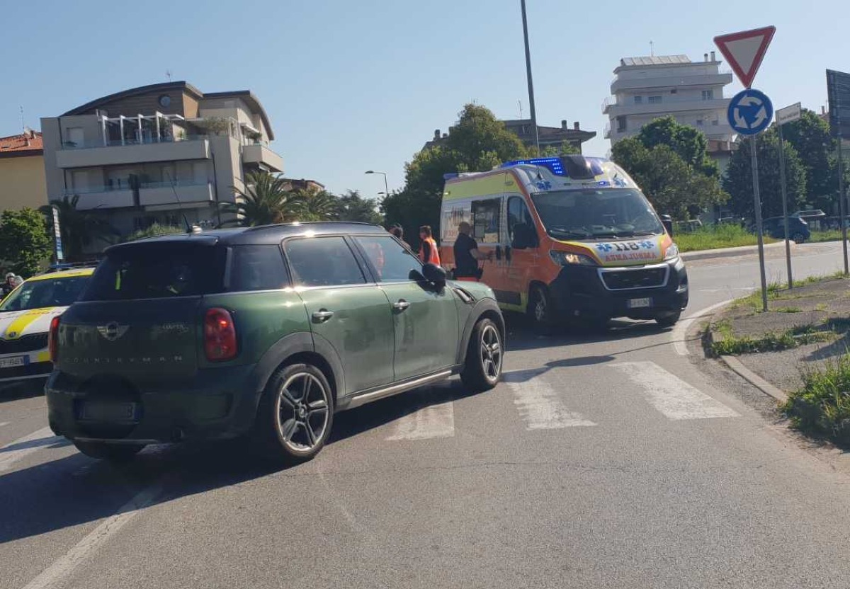 Rimini, auto investe un’anziana sulle strisce pedonali in via Rosmini  - 