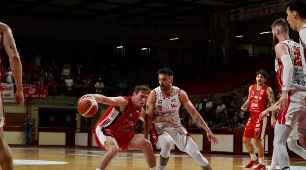 Basket A2, Dole mette ko Pesaro in gara1 playoff (89-99) - Una fase del derby (foto Andrea Rachele)