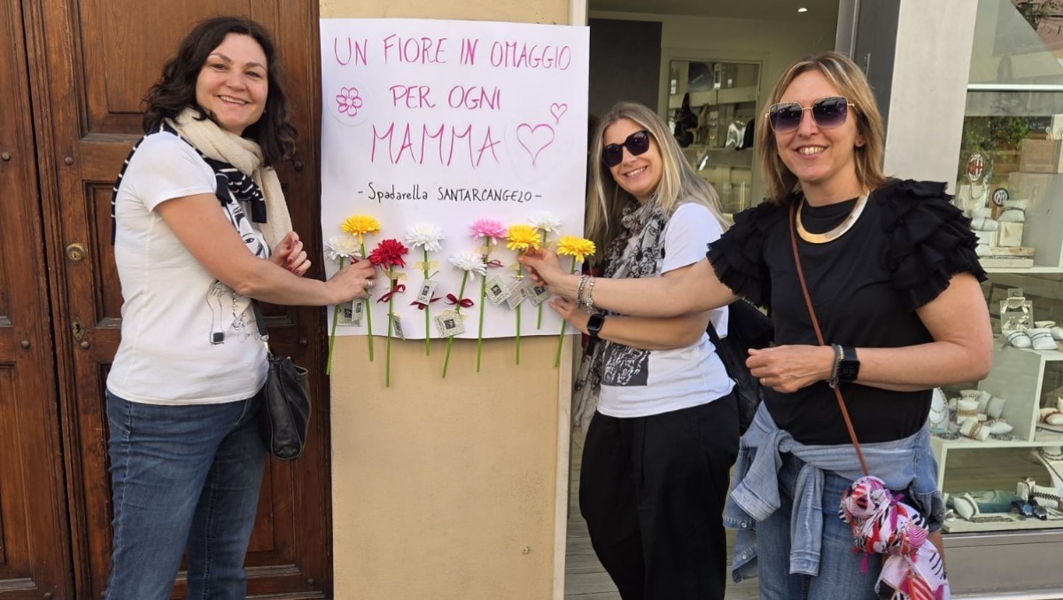 Festa della mamma, fiori in regalo: l'iniziativa della gioielleria conquista Santarcangelo - 