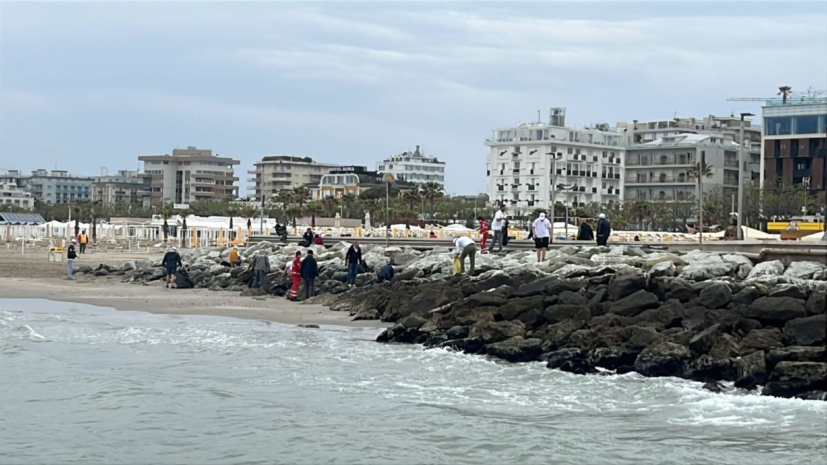 Riccione, volontari in azione sulla Darsena di Levante: pulita la scogliera del porto - 
