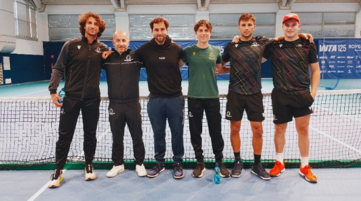 il Tennis Club Viserba strappa un bel pareggio per 3-3 a Rovereto  - La squadra del Tc Viserba con il presidente Fabio De Santis