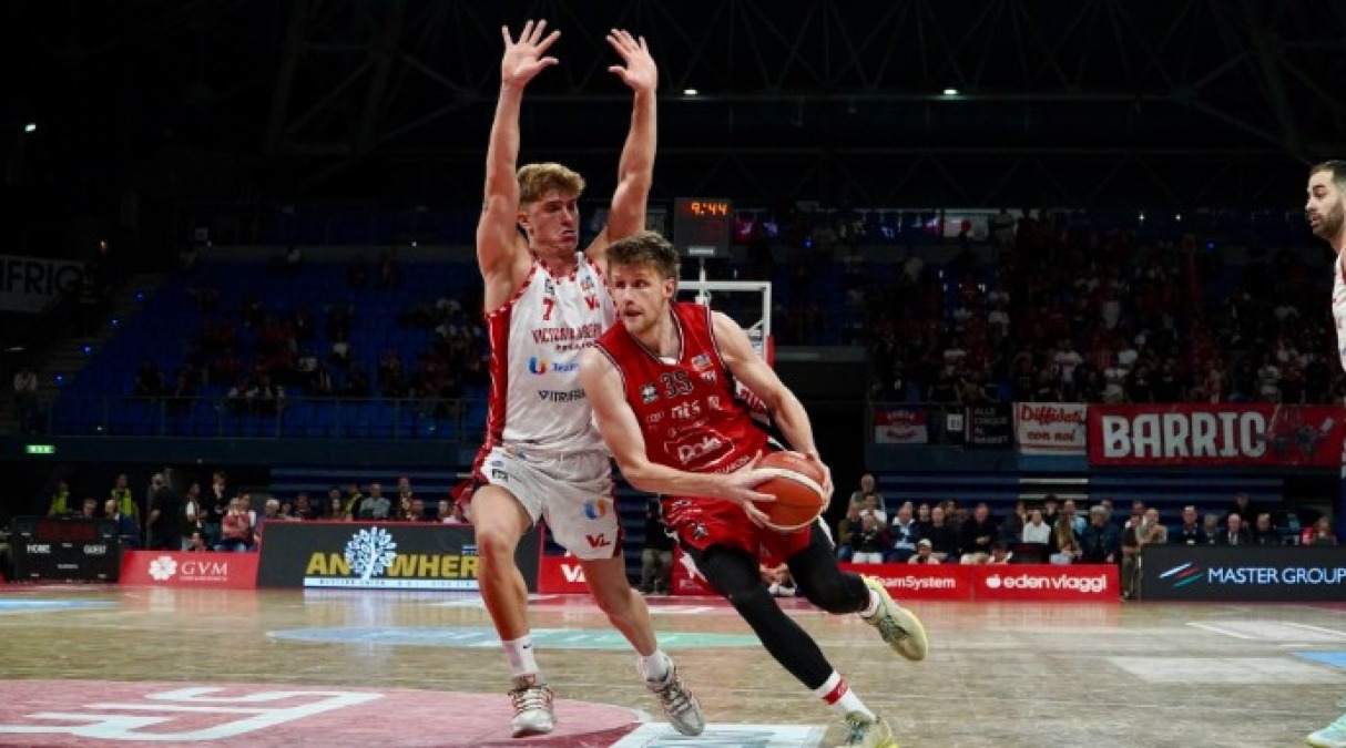 Basket A2, Dole senza scampo a Pesaro in gara2 dei quarti (94-79) - Un attacco Dole (Foto Andrea Rachele De Rosa)