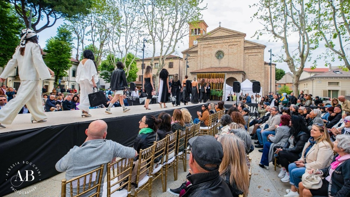 Bellaria Igea Marina, torna la “Golden Walk”: sfilata di moda nel cuore della città - foto di Alessia Bocchini
