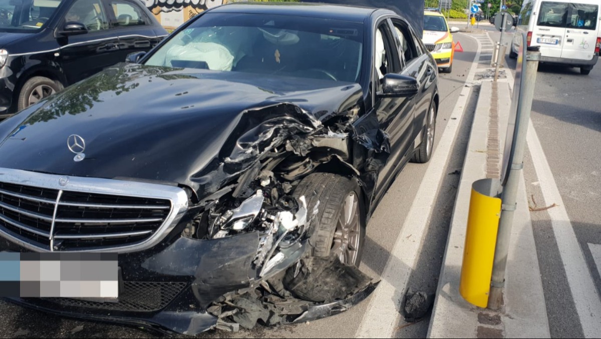 Incidente a Rivazzurra, esce dalla rotatoria e provoca uno schianto frontale - foto altarimini.it (vietata la riproduzione)