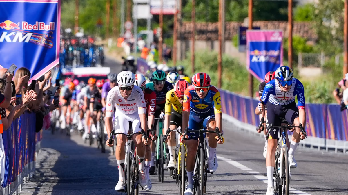 Giro 2026, impresa a Potenza: Arrieta vince sotto la pioggia, Eulálio in rosa - Foto di LaPresse
