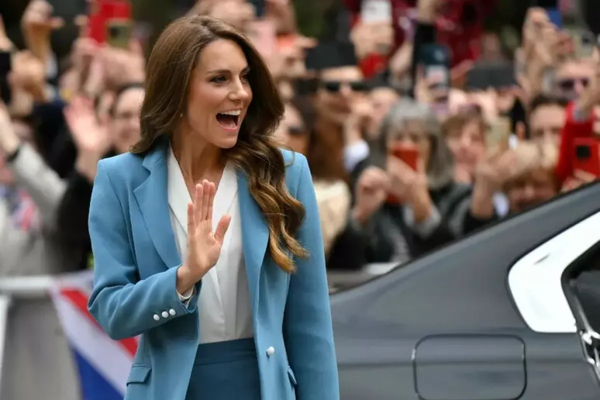 Kate a Reggio Emilia, bagno di folla per la principessa -  Principessa Kate arrivata in piazza a Reggio Emilia © ANSA/AFP