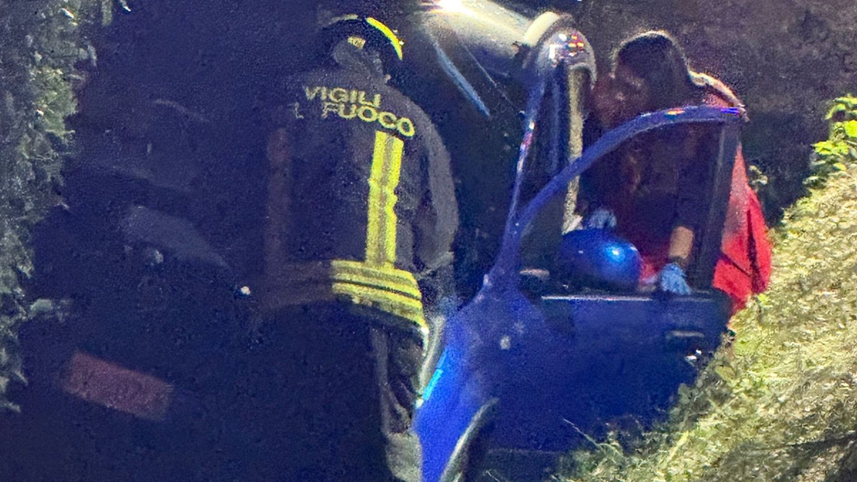Via Popilia, Panda finisce nel fosso: paura nella notte, soccorso un automobilista - 
