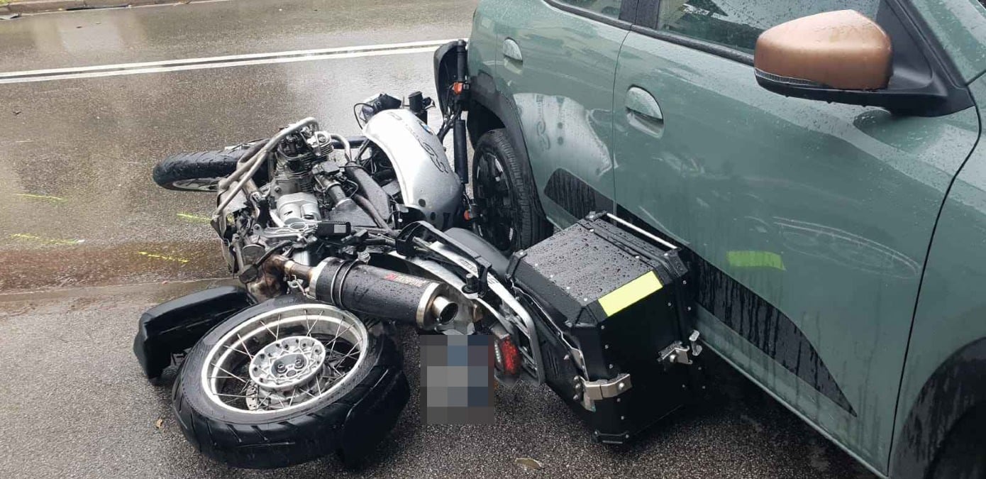 Perde il controllo della moto, frontale contro una Fiat: poi il secondo scontro con una Dacia. È grave - 