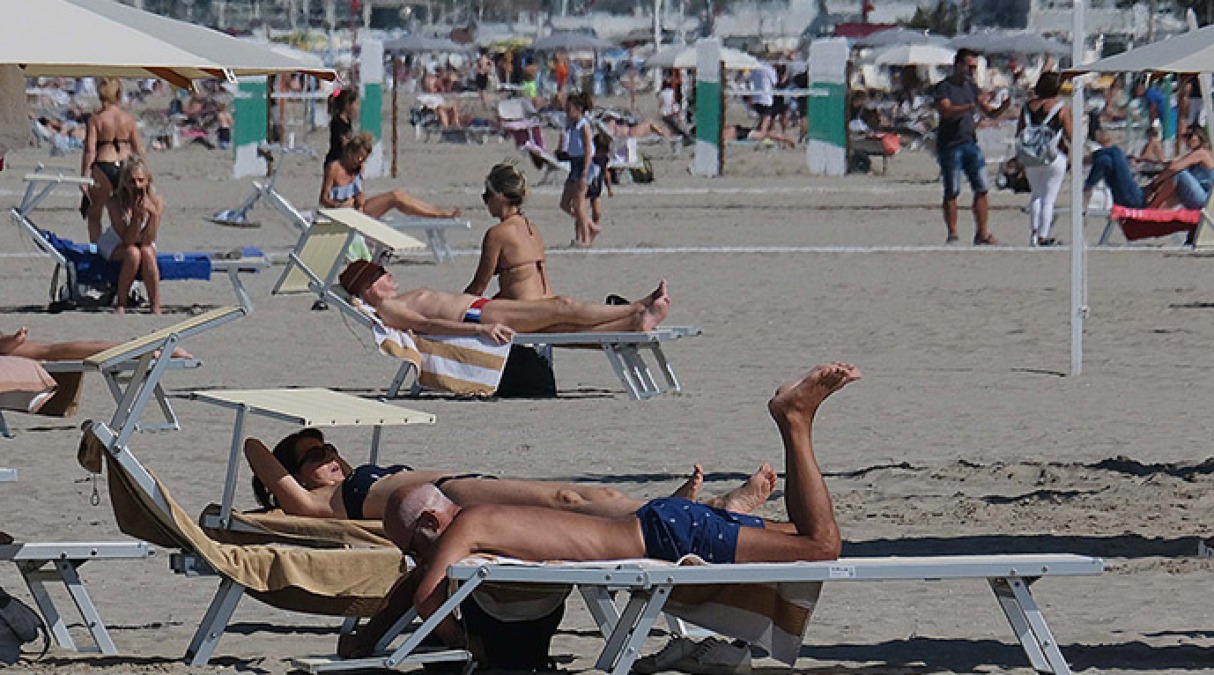 Rimini: al via la stagione balneare, Bandiera Blu dopo 15 anni e vietato fumare in spiaggia - 