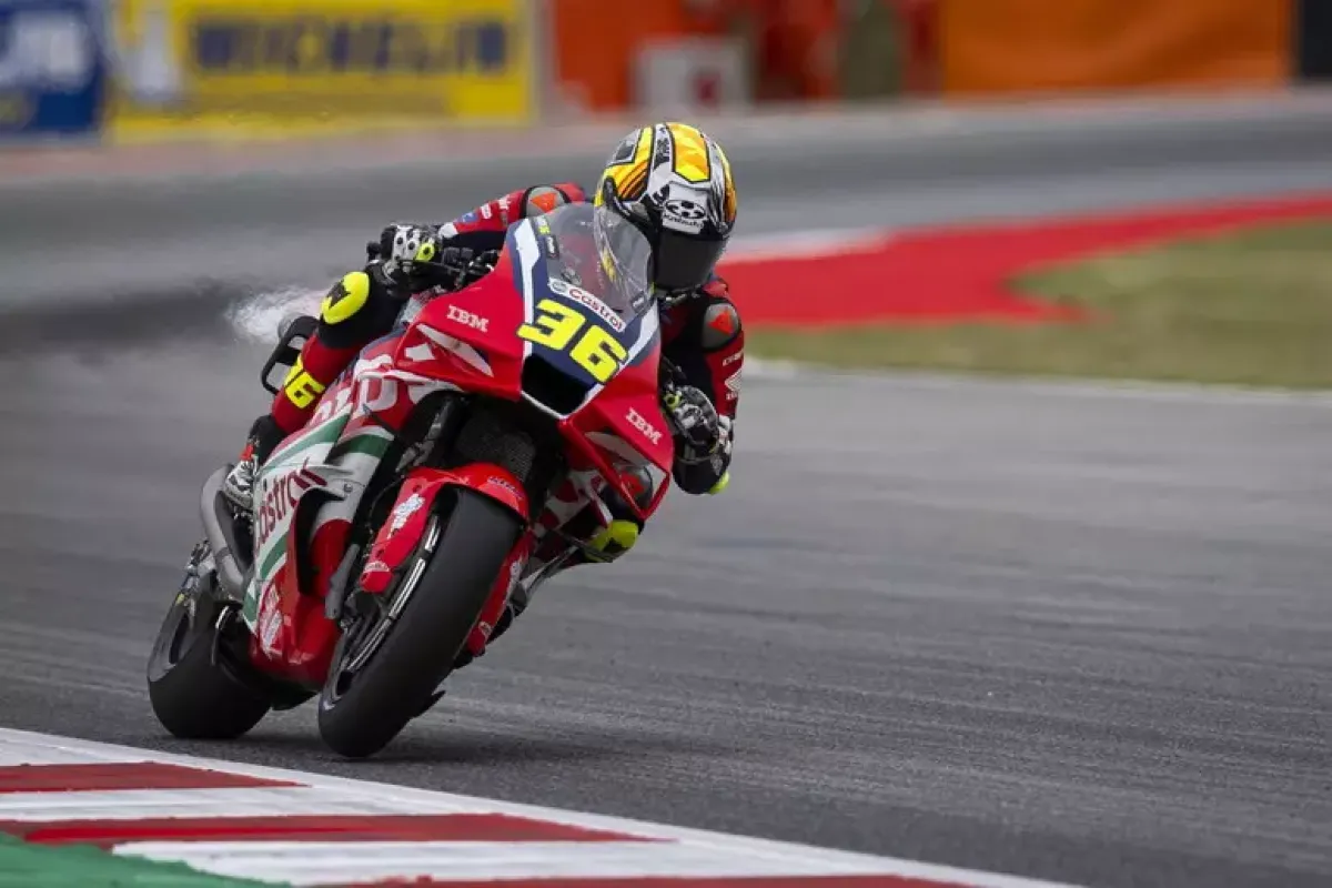 Acosta in pole a Barcellona, Morbidelli secondo: Bezzecchi cade e partirà 12° - © Ansa/Epa