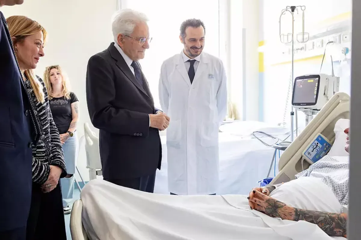 Mattarella visita i feriti di Modena: “Grazie per quello che fate” -  Mattarella e Meloni in visita all 'ospedale di Modena © ANSA/AFP