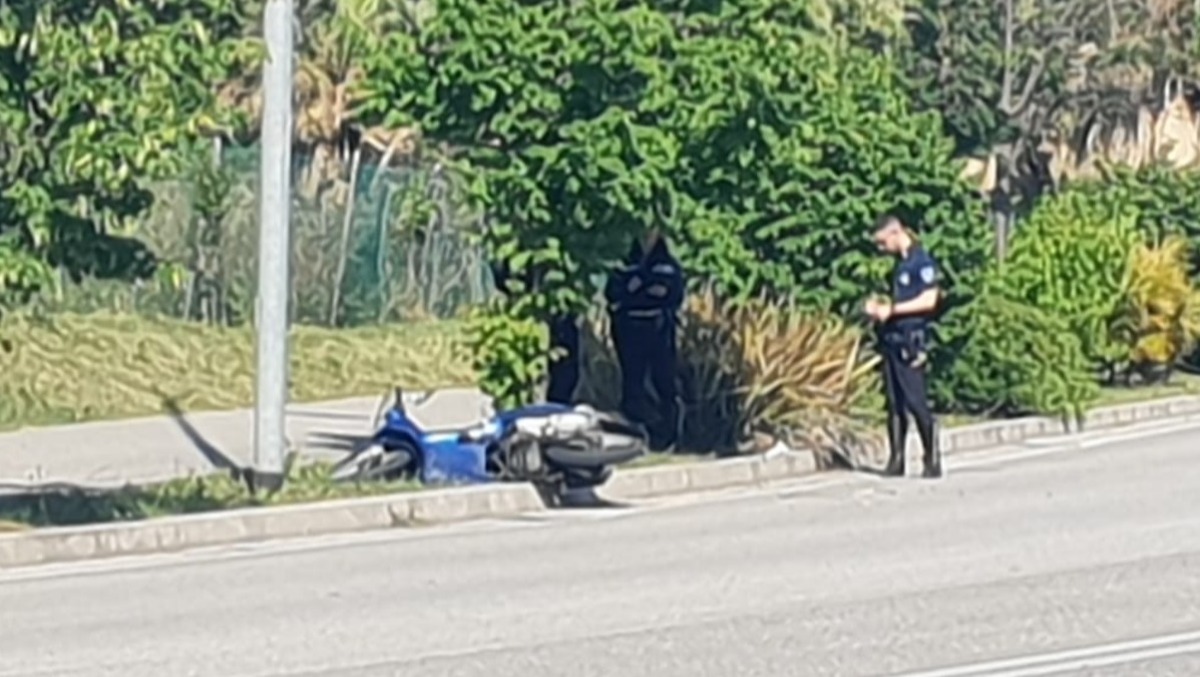 Perde il controllo dello scooter e cade sull'asfalto: incidente a Miramare - 