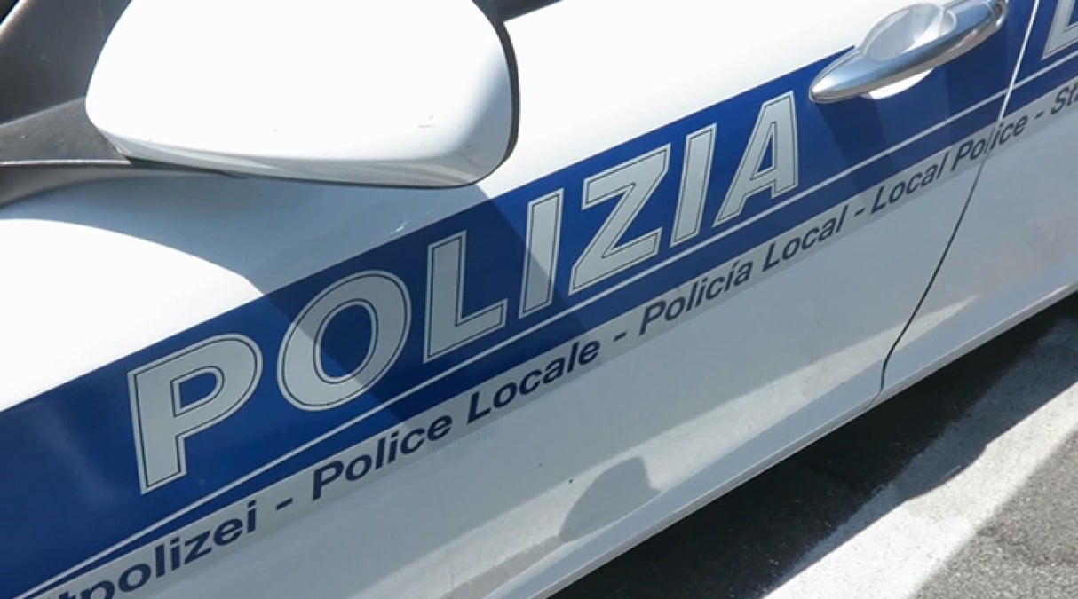 Inseguimento a Bellaria: lanciano lo scooter contro l’auto degli agenti, ferito un poliziotto