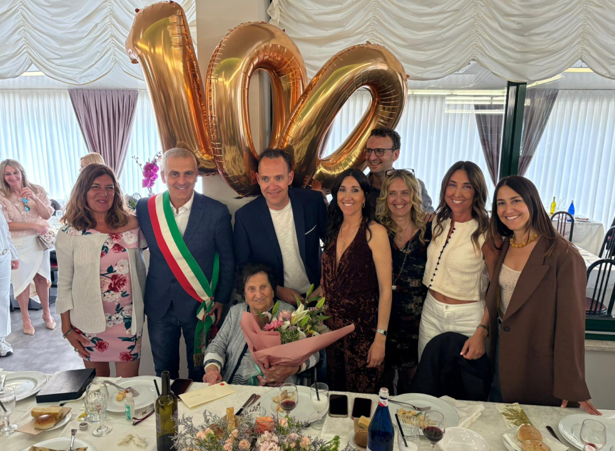 Luisa Tosi spegne 100 candeline: una vita tra guerra, sacrifici e viaggi. Rimini celebra il suo straordinario traguardo - 
