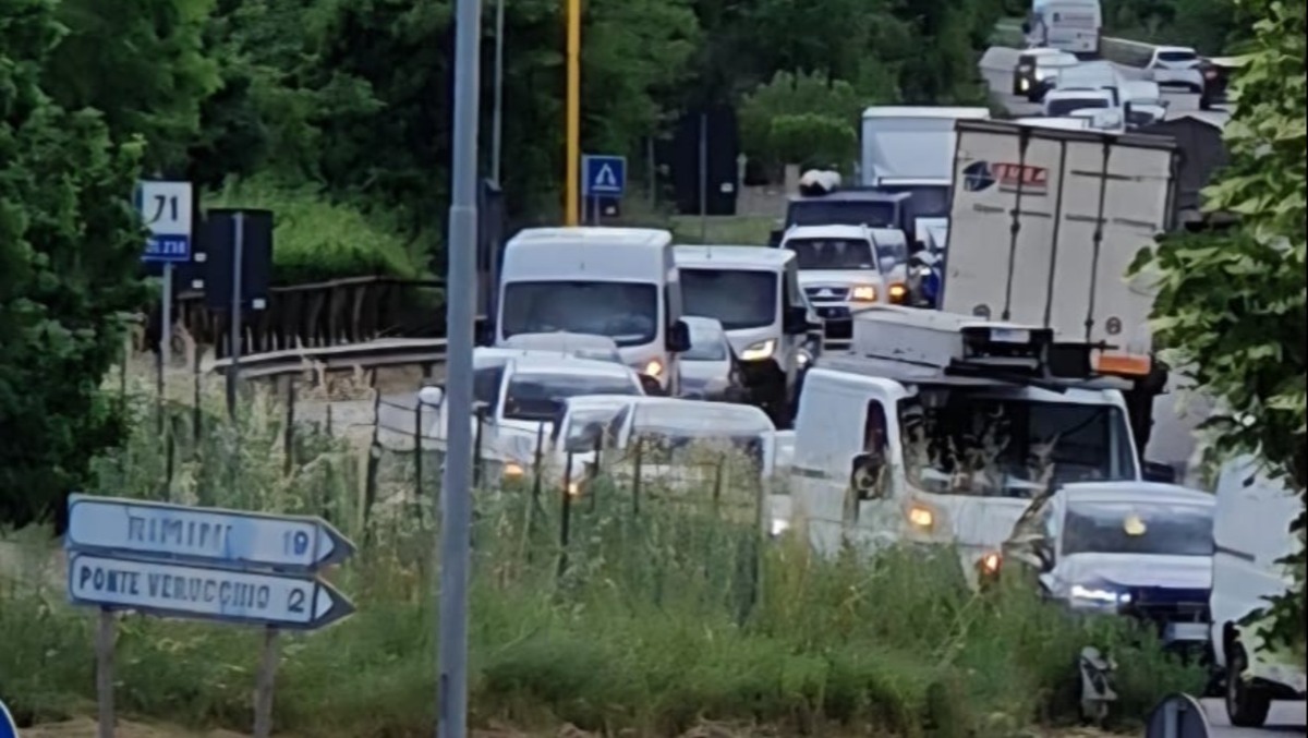 Ponte Verucchio, ciclista travolto alla rotonda: code sulla Marecchiese - 