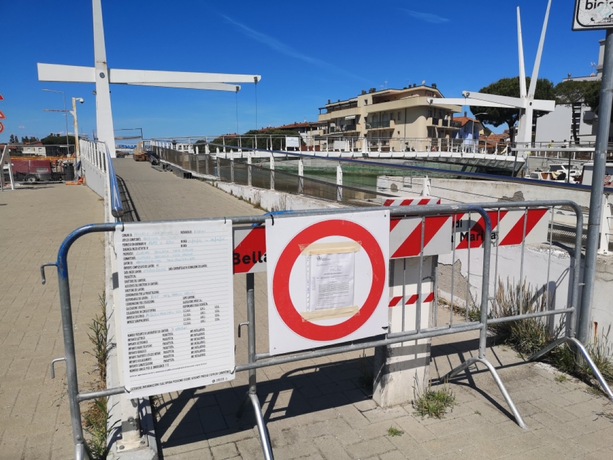 Bellaria Igea Marina, lavori in corso sul ponte mobile sul fiume Uso - 